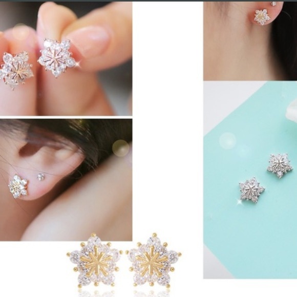 ❄️ Lovely shiny rhinestone snowflake studs available in gold or silver ❄️ - Picture 2 of 8